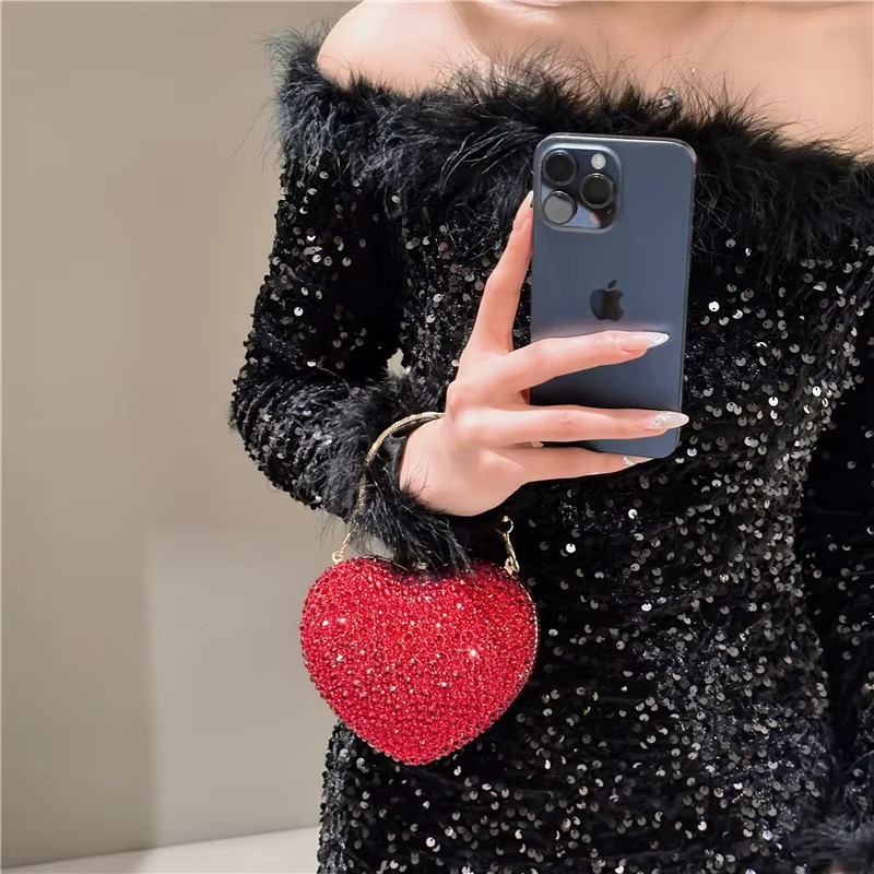 Luxury Heart-Shaped Evening Clutch with Crystal Inlays and Rhinestones for Weddings and Special Events.